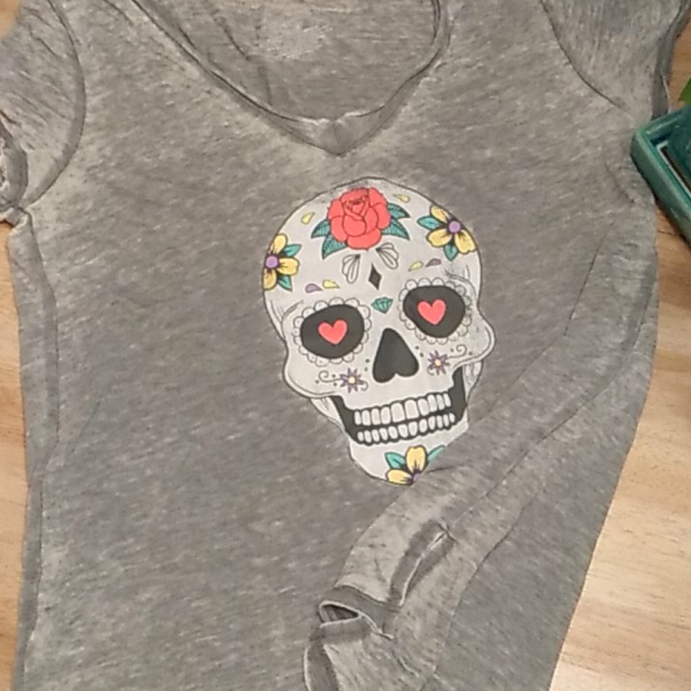 Grey burnout skull tee